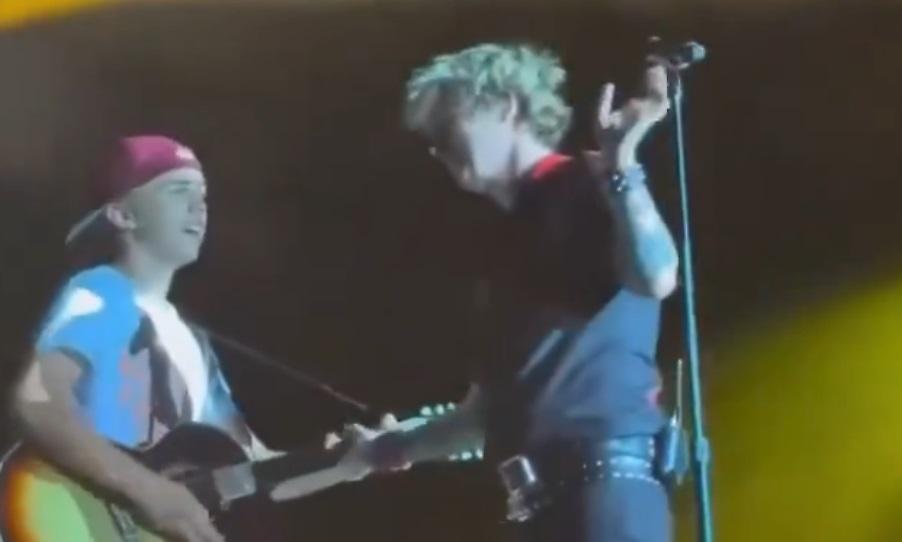 «Γ@@@έ με, νόμιζα ότι ήξερες το τραγούδι»: Οι Green Day ανέβασαν πιτσιρικά στη σκηνή και αυτός έπαιξε Oasis!