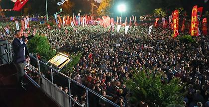 Επεισόδια σε συγκέντρωση υπέρ του Ιμάμογλου - Οζγκιούρ Οζέλ: «Ο Ερντογάν είναι αρχηγός χούντας»