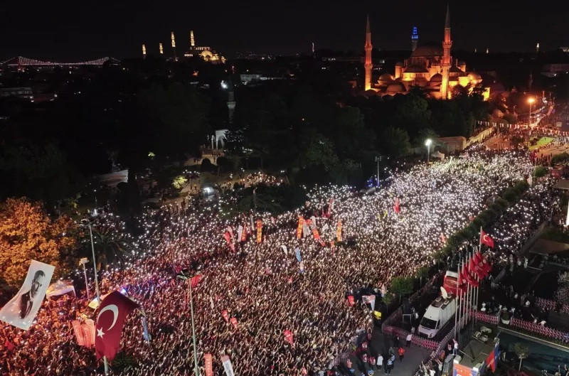 Ιμάμογλου - Οζγκιούρ Οζέλ: «Ο Ερντογάν είναι αρχηγός χούντας»