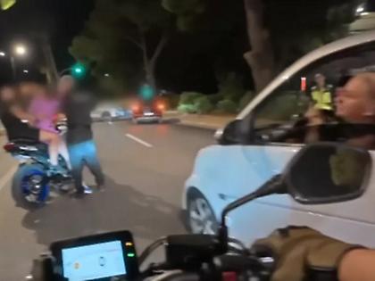 Βίντεο ντοκουμέντο από το «μπλόκο» της τροχαίας στη Βουλιαγμένη - Οδηγός «μαρσάρει» και διαφεύγει