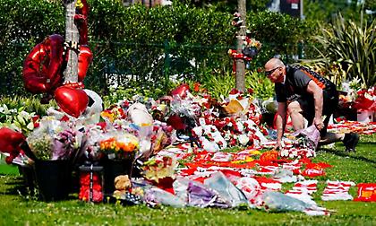 Φορτισμένο κλίμα έξω από το Άνφιλντ: Εκατοντάδες φίλοι της Λίβερπουλ αποτίουν φόρο τιμής στον Ζότα