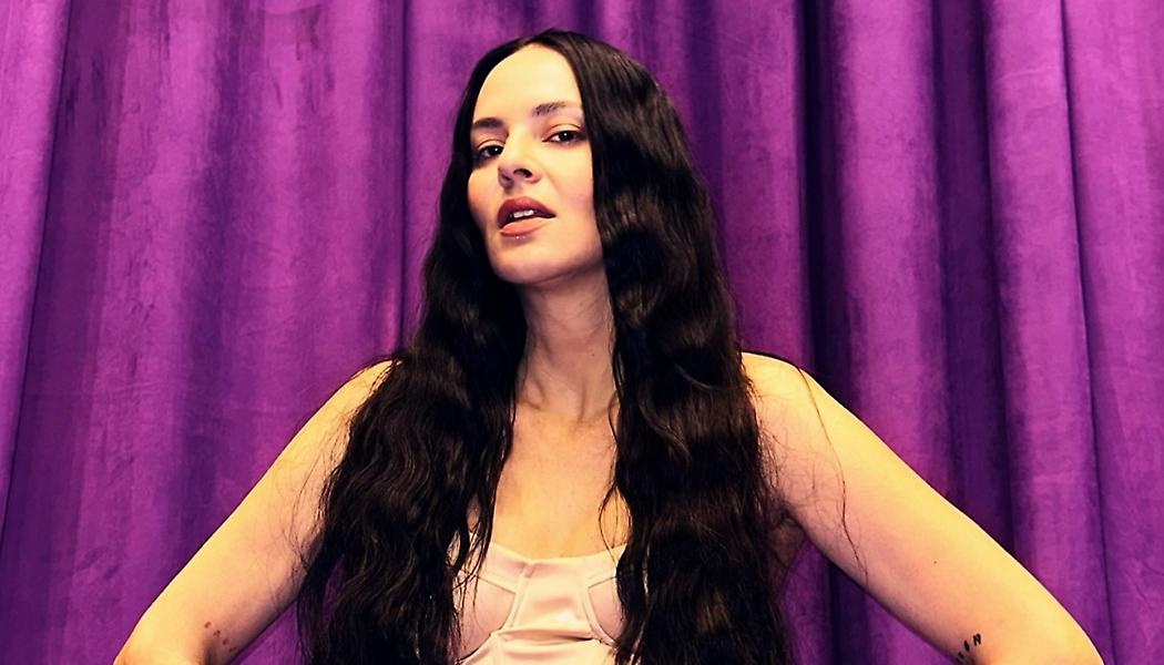 Θα μπορούσατε να φανταστείτε τη Ζενεβιέβ Μαζαρί ξανθιά;