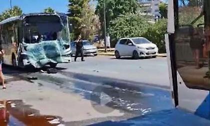 Σοβαρή σύγκρουση μεταξύ δυο λεωφορείων στη Βούλα - Αναφορές για 10 τραυματίες