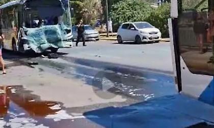 Σοβαρή σύγκρουση μεταξύ δυο λεωφορείων στη Βούλα - Πάνω από 10 τραυματίες, οι 2 σοβαρά