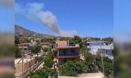 Φωτιά στο Κορωπί κοντά σε σπίτια - Ήχησε το 112 για εκκενώσεις