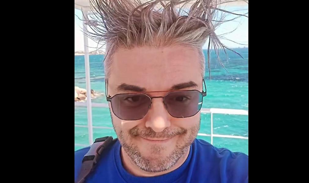 Πέτρος Πολυχρονίδης: Άντε καλέ που έχει αέρα στην Πάρο! Απλώς του σηκώθηκε η τρίχα... κάγκελο!