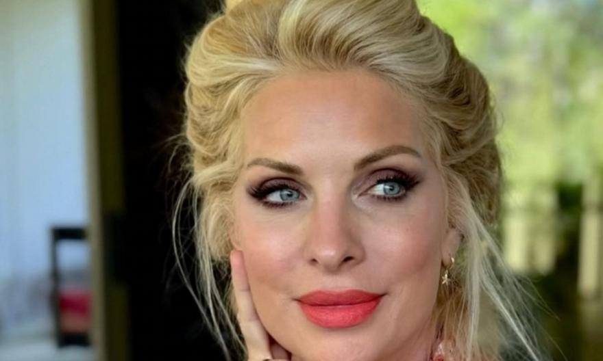 Αναστέναξε το Instagram με τις πόζες της Ελένης στην ξαπλώστρα