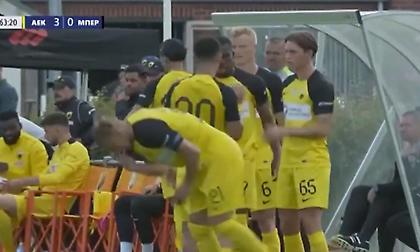 Η στιγμή που ο Πένραϊς κάνει το ανεπίσημο ντεμπούτο του με τη φανέλα της ΑΕΚ