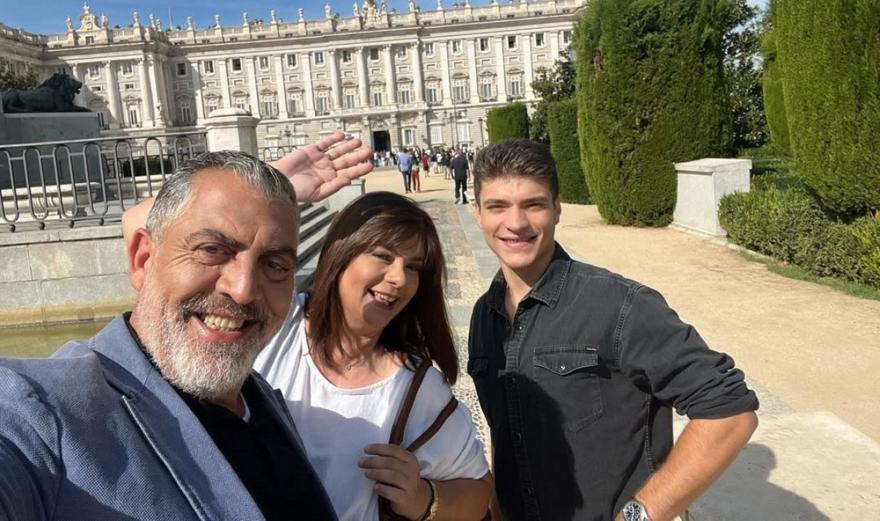 Επικός Κούλλης Νικολάου: Η αντίδρασή του όταν τον πέρασαν για τον Μπαρδέμ στα γυρίσματα της Γης της ελιάς στην Ισπανία