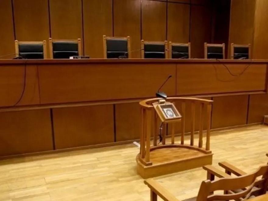 Καταδικάστηκαν πατέρας και γιος που έδειραν υπάλληλο κοιμητηρίων στη διάρκεια εκταφής