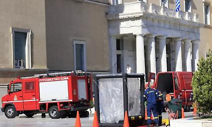 Ύποπτος φάκελος εντοπίστηκε έξω από τη Βουλή - Επί τόπου δυνάμεις της Πυροσβεστικής