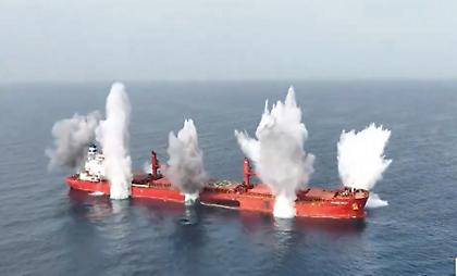 Καρέ καρέ η επίθεση των Χούθι στο ελληνόκτητο πλοίο Magic Seas