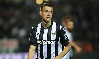 Με τις βαλίτσες στο χέρι ο Κωνσταντέλιας – Κρίσιμη η συνάντηση με Σαββίδη