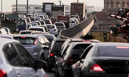 Αυξημένη κίνηση με δυσκολίες στον Κηφισό - Προβλήματα και σε Συγγρού, Μεσογείων, Κατεχάκη