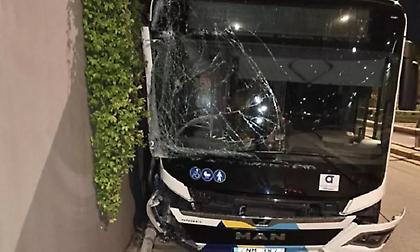 «Ακυβέρνητο» λεωφορείο στη Λεωφόρο Βουλιαγμένης - Ξήλωσε κολώνες, πινακίδες και έπεσε σε περίφραξη κτιρίου