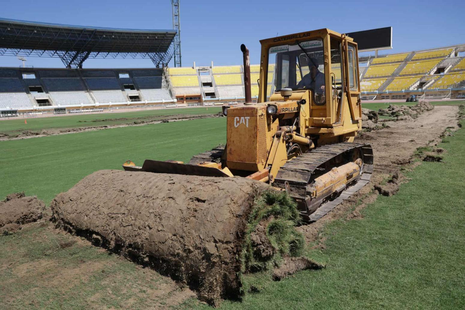 ΟΦΗ: Έπιασαν δουλειά οι μπουλντόζες στο «Παγκρήτιο» για τον χλοοτάπητα