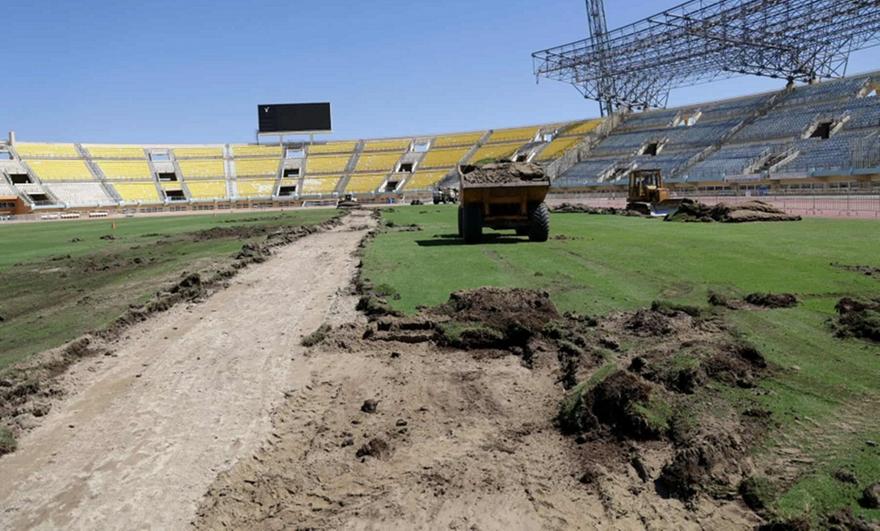ΟΦΗ: Έπιασαν δουλειά οι μπουλντόζες στο «Παγκρήτιο» για τον χλοοτάπητα