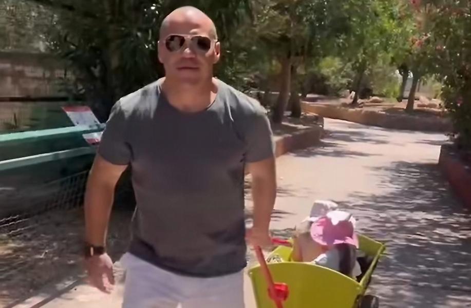 Μιχάλης Ζαμπίδης: Με τις κόρες και τη γυναίκα του στον Ζωολογικό Κήπο στο πιο γλυκό βίντεο που τον έχετε δει ποτέ