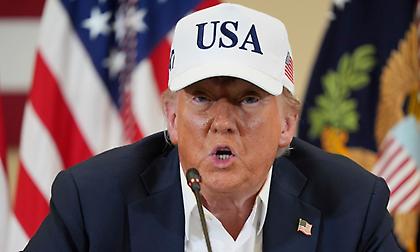 Ο Τραμπ ανακοίνωσε δασμούς 30% στην ΕΕ