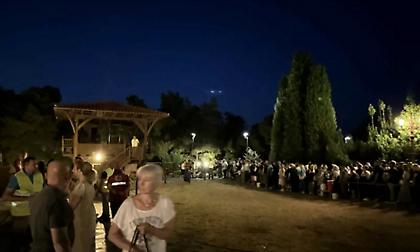 Χιλιάδες κόσμου στον τάφο του Αγίου Παϊσίου, στη Σουρωτή Θεσσαλονίκης, για την γιορτή του