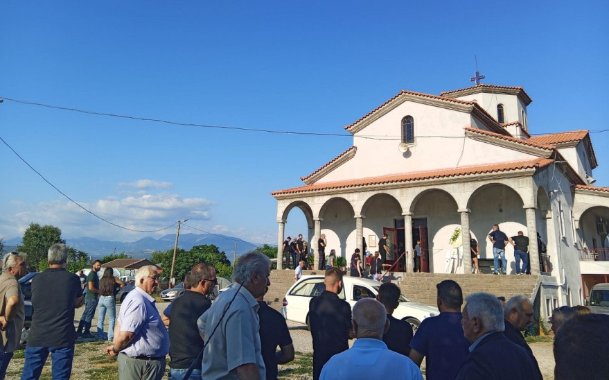 Αγρίνιο: Σπαραγμός στην κηδεία της 2χρονης Αλεξάνδρας - Τραγικές φιγούρες οι γονείς