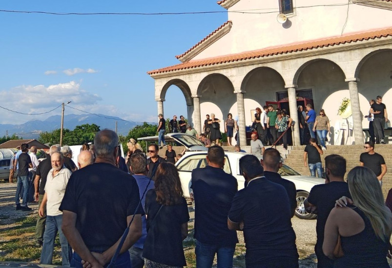 Αγρίνιο: Σπαραγμός στην κηδεία της 2χρονης Αλεξάνδρας - Τραγικές φιγούρες οι γονείς