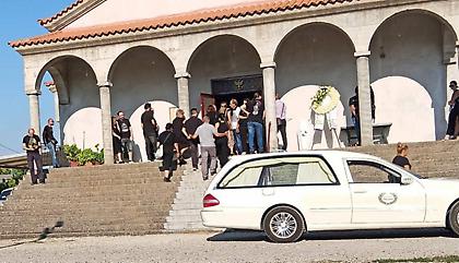 Αγρίνιο: Σπαραγμός στην κηδεία της 2χρονης Αλεξάνδρας - Τραγικές φιγούρες οι γονείς