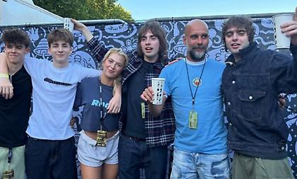 Χαλαρός και… συναυλιακός Πεπ, απόλαυσε τους Oasis με ρετρό φανέλα της Σίτι!