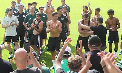 Μπροστά στον κόσμο για το χειροκρότημα και το σύνθημα για τη νέα σεζόν οι παίκτες του Παναθηναϊκού