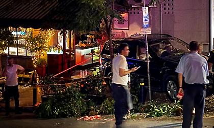 Αυτοκίνητο έπεσε σε κατάστημα εστίασης στο Κολωνάκι - 12 τραυματίες