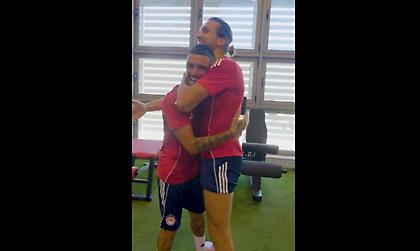 Οι φίλοι αντάμωσαν ξανά: Οι αγκαλιές Γιαζίτσι-Καμπελά στου Ρέντη