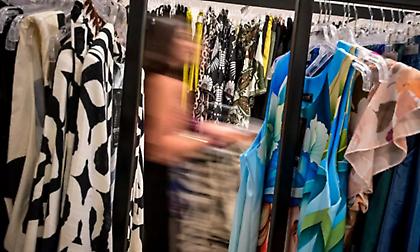 Ξεκινούν σήμερα οι θερινές εκπτώσεις - Τι πρέπει να γράφουν τα καρτελάκια για τις τιμές