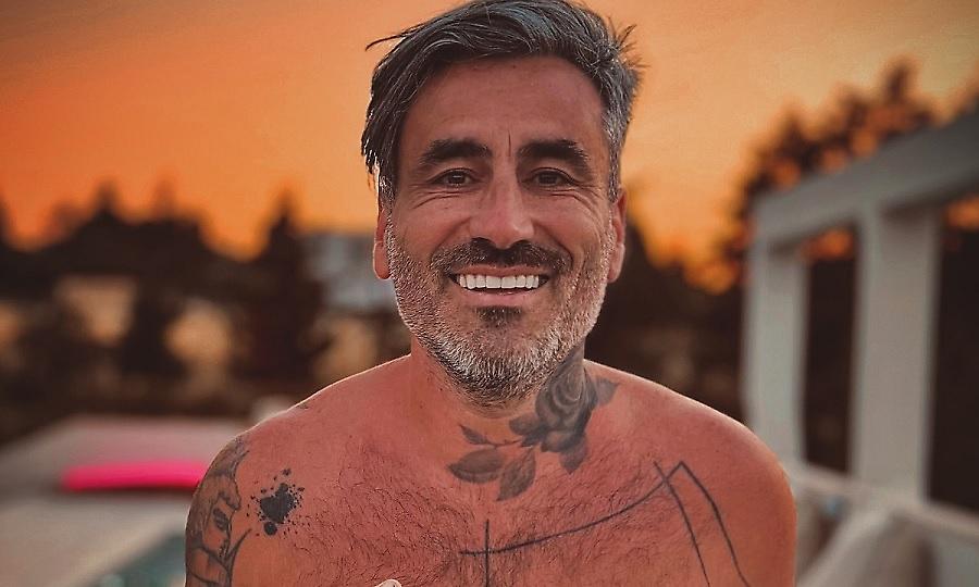 Ο Γιώργος Μαυρίδης έγινε ζωντανός καμβάς για να ζωγραφίσει η κόρη Τανιμανίδη- Μπόμπα