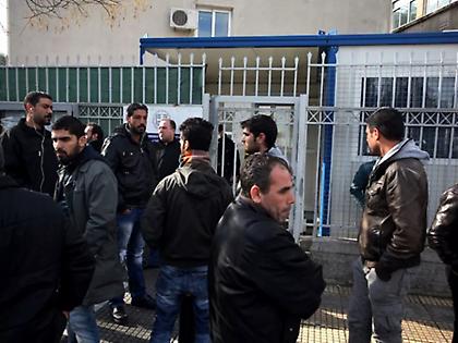 Αστυνομικός «έτρεχε» αιτήσεις μεταναστών με το αζημίωτο - Έπαιρνε «γρηγορόσημο» 1500 ευρώ