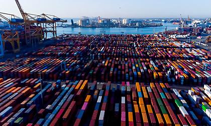 Δασμοί: Ο Τραμπ πιέζει για 15%-20% σε όλα τα ευρωπαϊκά προϊόντα