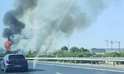 Φωτιά σε παράδρομο της Αττικής Οδού στο Κορωπί - Ισχυρές δυνάμεις στο σημείο