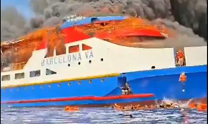 Πανικός στην Ινδονησία: Επιβάτες πηδούν για να σωθούν από φλεγόμενο πλοίο - Αναφορές για νεκρούς