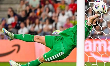 Αδιανόητη επέμβαση της Μπέργκερ πάνω στη γραμμή στο Euro γυναικών!