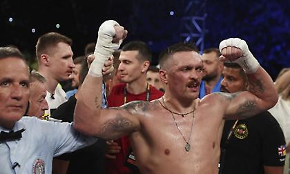 Παραμένει στην κορυφή ο Ούσικ – Νίκησε με νοκ-άουτ τον Ντιμπουά