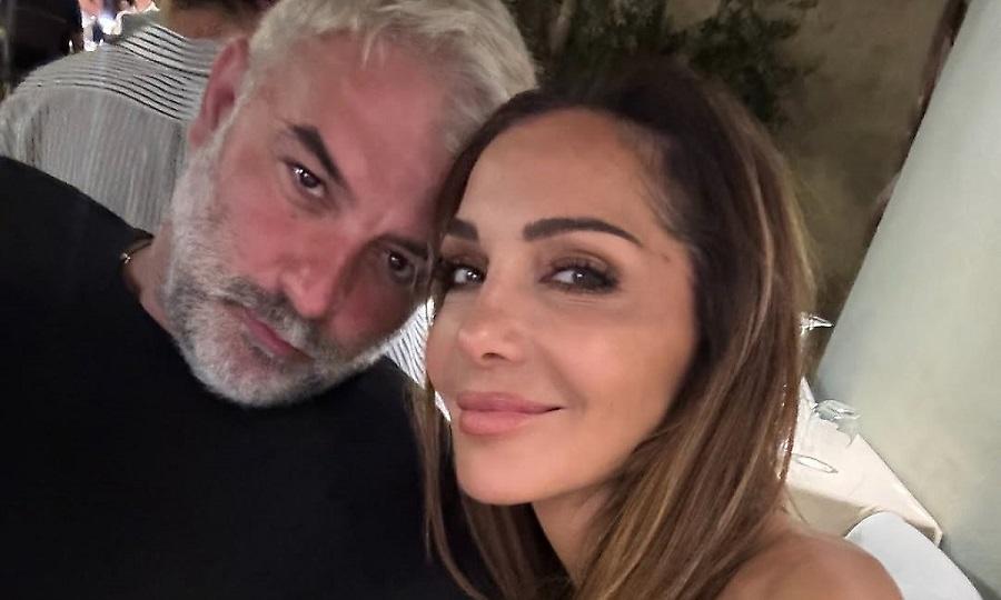 Βασίλης Μπισμπίκης: Είναι πλέον ένας... άλλος στις διακοπές με τη Δέσποινα Βανδή! Η τεράστια αλλαγή στα μαλλιά του