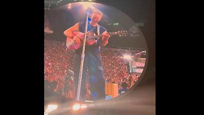 H φιλική προειδοποίηση του τραγουδιστή των Coldplay στους θεατές μετά το viral περιστατικό