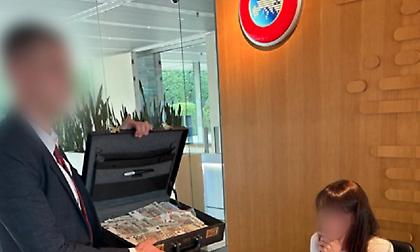 «Ντου» των οπαδών της Κρίσταλ Πάλας στα γραφεία της UEFA - Διαμαρτυρία με βαλίτσα γεμάτη πλαστά χαρτονομίσματα!