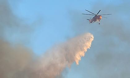 Πτώση πυροσβεστικού ελικοπτέρου στην Ελευσίνα – Σώοι οι επιβαίνοντες