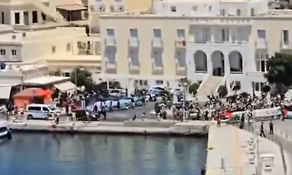Μπλόκο διαδηλωτών σε κρουαζιερόπλοιο με Ισραηλινούς τουρίστες στη Σύρο - Το Ισραήλ ζήτησε παρέμβαση του ΥΠΕΞ