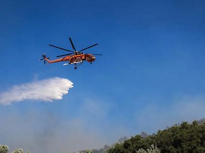 Υπό μερικό έλεγχο η φωτιά σε χαμηλή βλάστηση στον Ασπρόπυργο - Κινητοποιήθηκαν και ελικόπτερα