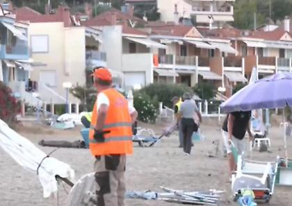 Χαλκιδική: Κάτοικοι «τσιμεντώνουν» παράνομα ομπρέλες και ξαπλώστρες στις παραλίες, μπροστά στα σπίτια τους