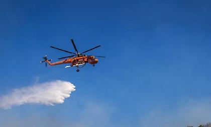 Φωτιά σε χαμηλή βλάστηση στον Ασπρόπυργο - Κινητοποιήθηκαν και ελικόπτερα