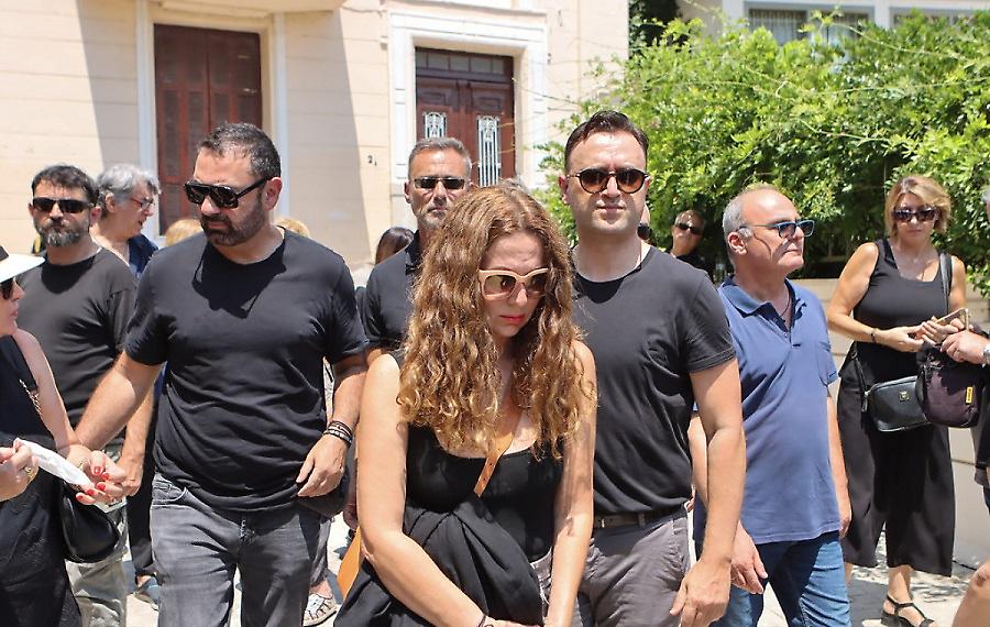 Παρά Πέντε: Η φωτό στην κηδεία του Γεράσιμου Μιχελή, το κράξιμο και η απάντηση του Αγγέλου