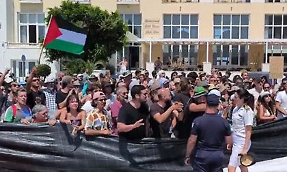 Στην Κύπρο κατέπλευσε το κρουαζιερόπλοιο με τους Ισραηλινούς τουρίστες μετά το μπλόκο διαδηλωτών στη Σύρο