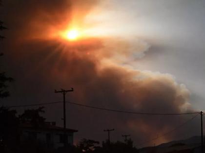 Σε ύφεση η καταστροφική φωτιά στην Κορινθία - Κάηκαν σπίτια, δύο συλλήψεις για εμπρησμό
